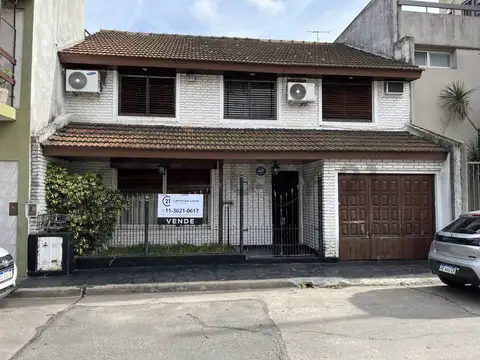 VENTA DE CASA 4 AMBIENTES 3 BAÑOS, VILLA SARMIENTO, FRENTE AL COLEGIO WARD