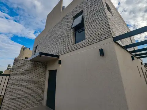 Venta Casa de 2 dormitorios c/cochera y pileta en Funes Norte. A Estrenar. Financiación