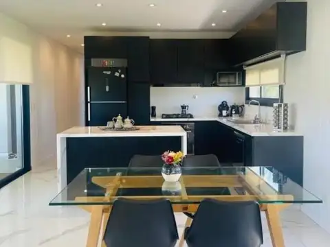 Casa 6 ambientes con 2 baños