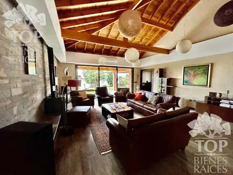 Casa en Venta con 2 cocheras