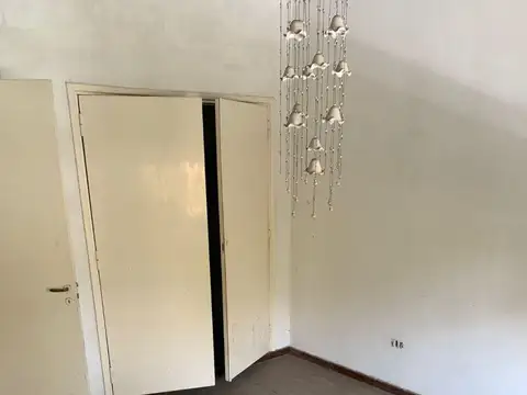 CHALET  4 AMBIENTES EN CARAPACHAY CON FABRICA O DEPOSITO AL FONDO A RECICLAR