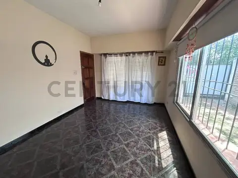 Casa 6 ambientes con 2 baños