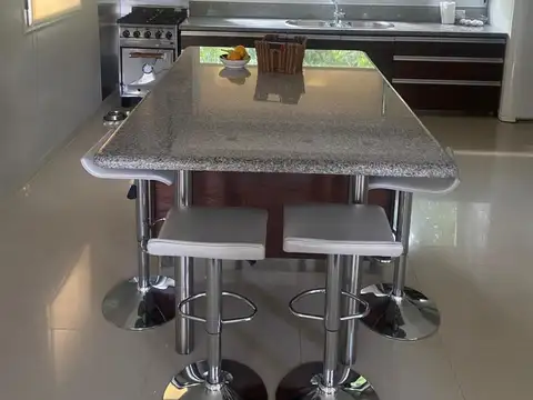 Casa 6 ambientes con 4 baños