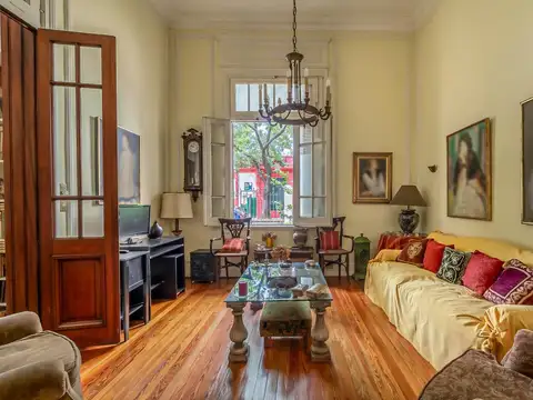 CASA DE ESTILO - VENTA - 6 AMB - JARDIN - PISCINA - PARRILLA - COCHERA - COLEGIALES