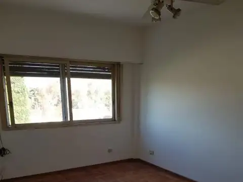 FLORIDA 2 ambientes con vista abierta, pisos de parquet y con cochera Ex-lavadero 1.00 x 2.67