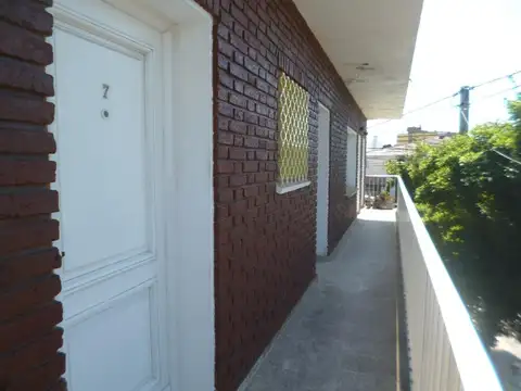 Buena Oportunidad Departamento 2 Ambientes con balcon a la Calle a metros de AV III