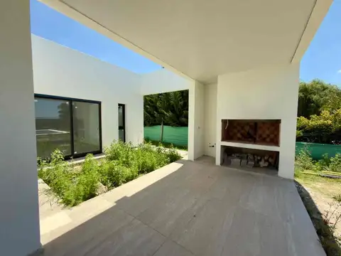 VENTA CASA 4 AMBIENTES EN BARRIO LA ALAMEDA