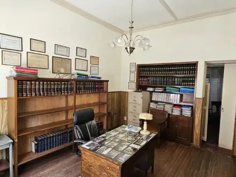 Casa en pleno centro de la ciudad!  RETASADA Amplio terreno