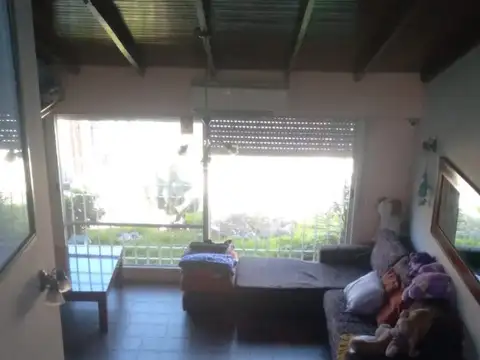 Importante Chalet en Inmejorable Ubicación con 4 Dormitorios, 3 Baños, Cochera, Piscina Climatizada