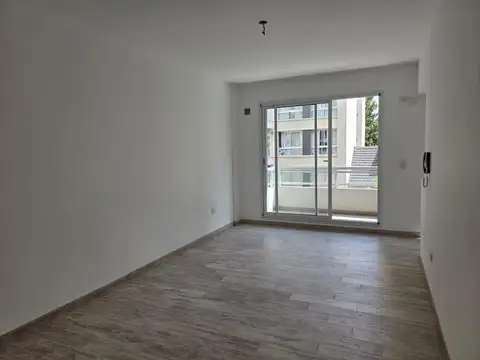 2 ambientes amplios. A estrenar. Cochera. Subte, tren