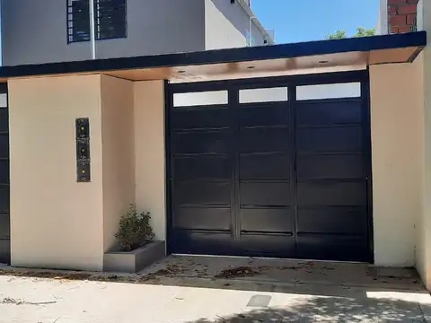 ESPECTACULAR DÚPLEX A ESTENAR CON COCHERA Y PATIO EN ITUZAINGÓ