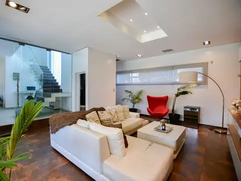 Casa 7 ambientes con 2 baños