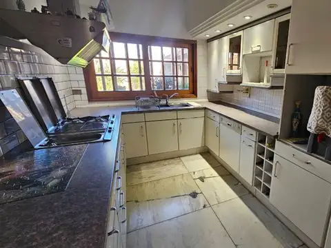 Casa 8 ambientes con 3 baños