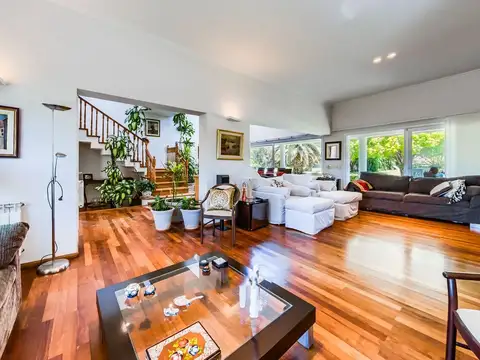 Casa en Alquiler con 2 cocheras