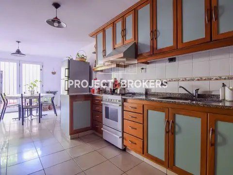 Casa en Venta con 3 cocheras