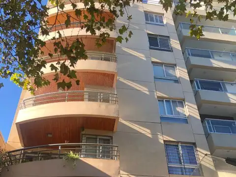 Departamento 3 ambientes con cochera cubierta en Quilmes centro