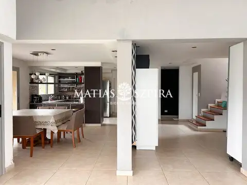 Casa 5 ambientes con 4 baños