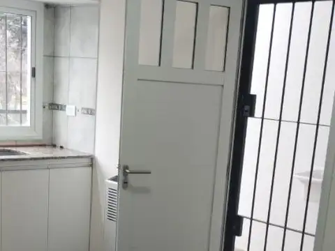 Alquiler. Dpto 3 ambientes al frente con balcón.