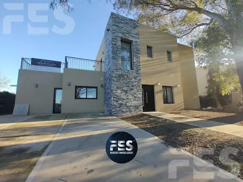 VENTA CASA DE 5 AMBIENTES MAS DEPENDENCIA A ESTRENAR