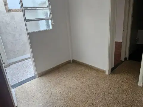 Excelente PH  2 ambientes, en impecable estado, con Patio. Bajas expensas.