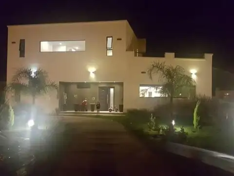 Casa en Venta en Countries y Barrios Cerrados en Belen de Escobar, USD 265.000