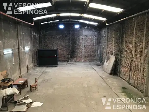 Galpón sobre lote de 10 x 30,a metros de la calle Venezuela en Villa Luzuriaga