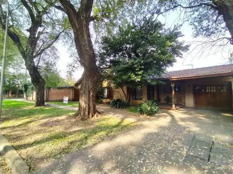 Casa en Venta con 3 cocheras