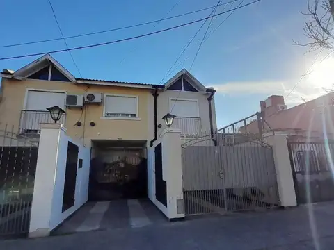 EN VENTA DUPLEX DE 4 AMBIENTES CON COCHERA Y PATIO