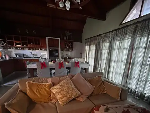 Casa 4 ambientes con 2 baños