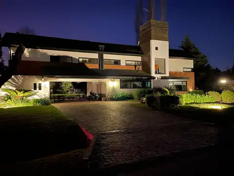 Excelente Casa 6 Amb. 395 m² Edif s/ lote 2.812 m² - 2 Piscinas - Garaje P/4 autos - San Diego C.C