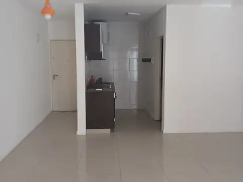 Defensa 1400 1°- Monoambiente muy luminoso con balcón