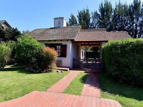 Casa sobre 3 lotes construida en Planta Baja. Barrio privado banco provincia acepta permuta de menor