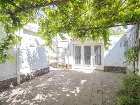 VENTA CASA 2 DORMITORIOS JARDIN Y FONDO SAYAGO