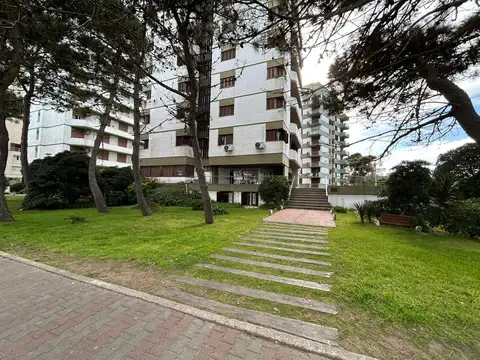 Departamento en venta en Centro de Pinamar a una cuadra del mar sobre Av. Bunge