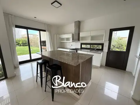 Casa en Alquiler con 2 cocheras