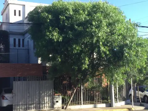 Casa en venta - 4 Dormitorios 2 Baños - Cochera - 310Mts2 - Villa Sarmiento, Morón