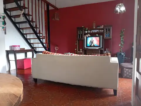 Casa 5 ambientes con 2 baños