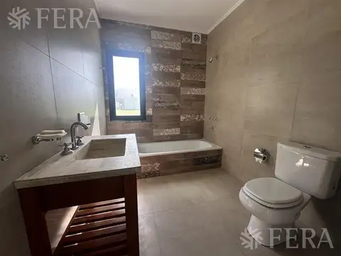Venta casa 4 ambientes con cochera y piscina en Haras del Sur III - La Plata