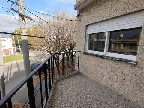 Casa en Alquiler con 2 cocheras