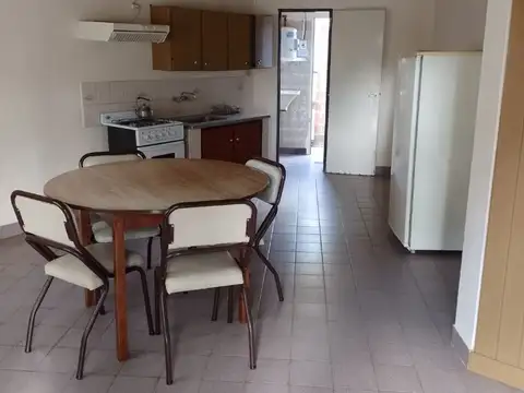 Casa 3 ambientes en excelente esquina, con amplio parque (140302)