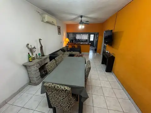 Casa 4 ambientes con 2 baños