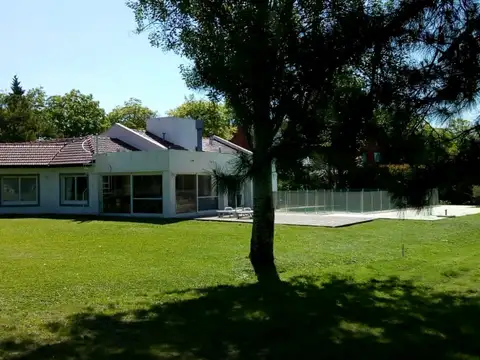 CASA EN EXCELENTE UBICACION SOBRE GOLF