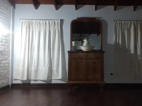 Casa 8 ambientes con 2 baños