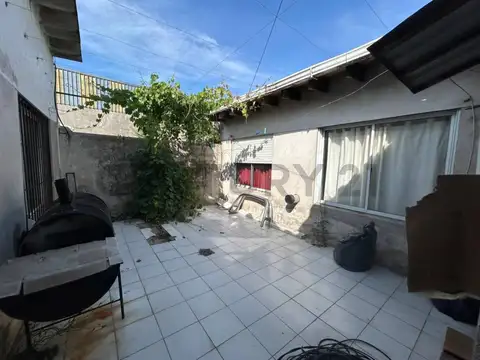 Casa 5 ambientes con unidad independiente y cochera para dos autos