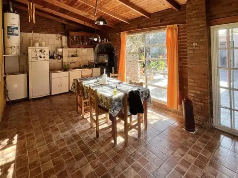 Casa   departamento en venta, con patio y cochera - Centro de Zarate