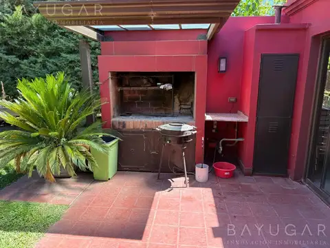 Casa en Venta con 3 cocheras