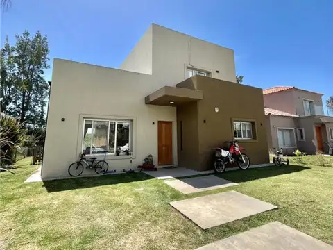 Casa en Venta con 3 dormitorios, patio con galería y pileta - Country El Bosque, Campana