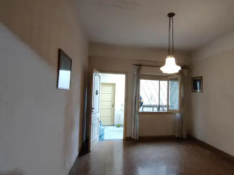 Excelente PH de 3 ambientes al frente con local, 2 patios y quincho compartido