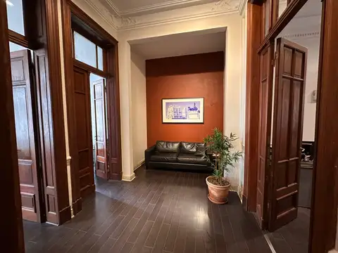 Uruguay al 345 y Av. Corrientes. Piso de 180 m2!!!