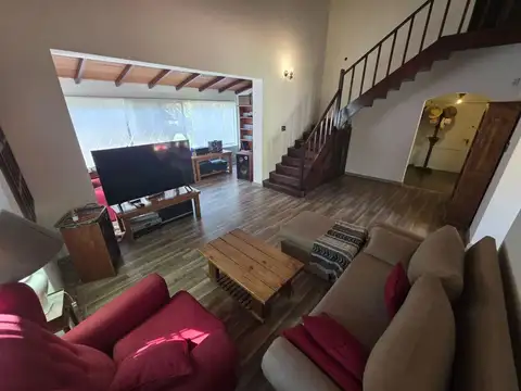 CHALET 6 AMB 470 MTS CUB PILETA LOTE DE 1.600 MTS